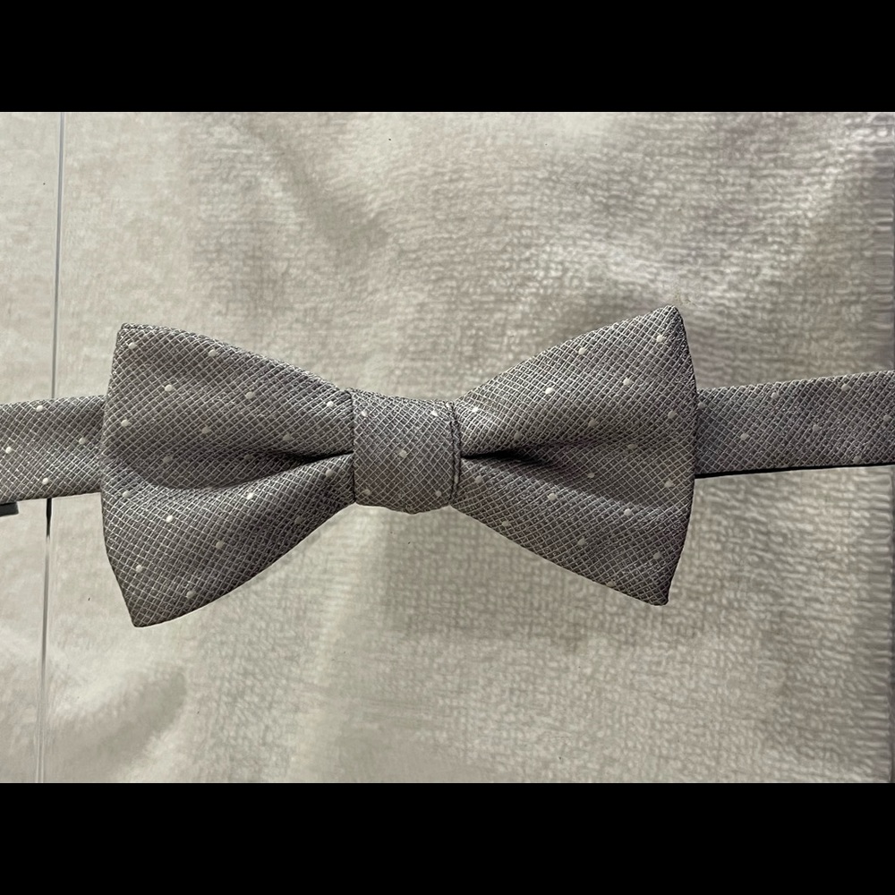 New condition mens Madison textured silver bow tie. Pre-tied & adjustable.